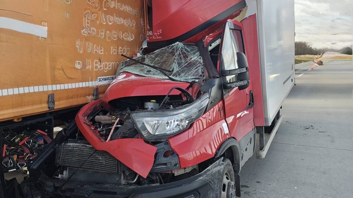 Zdarzenie drogowe na A4: Bus wbił się w naczepę ciężarówki.