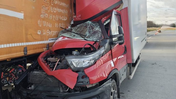 Zdarzenie drogowe na A4: Bus wbił się w naczepę ciężarówki.