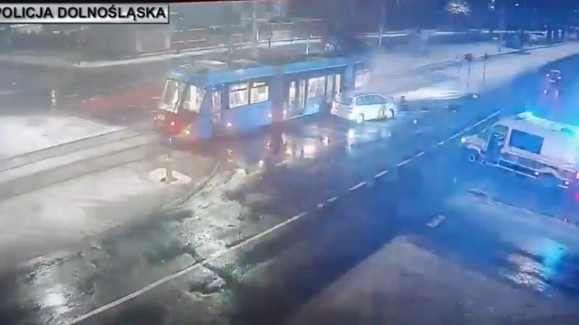 Ucieczka przed policją i zderzenie z tramwajem. Zginął 34-letni mężczyzna.