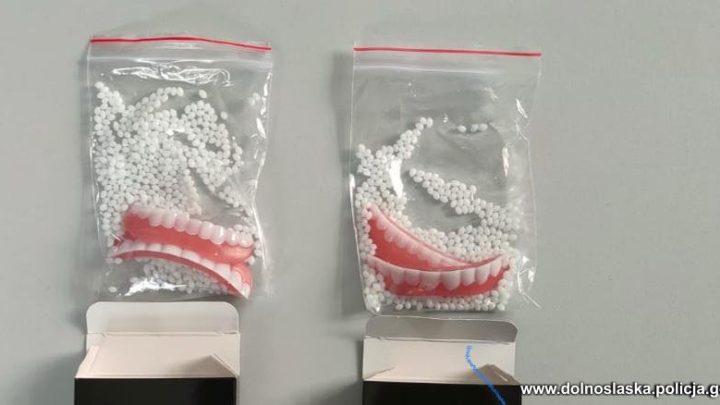 Fałszywa aplikacja i „plastikowe zęby”. Dwa przypadki oszustw na seniorach.