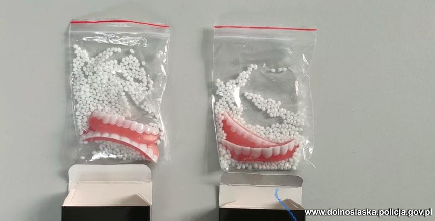 Fałszywa aplikacja i „plastikowe zęby”. Dwa przypadki oszustw na seniorach.