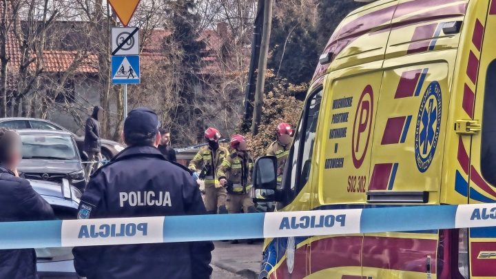 Dramatyczna nocna interwencja w Tychach. 33-latek zabarykadował się w domu i wszedł na dach.