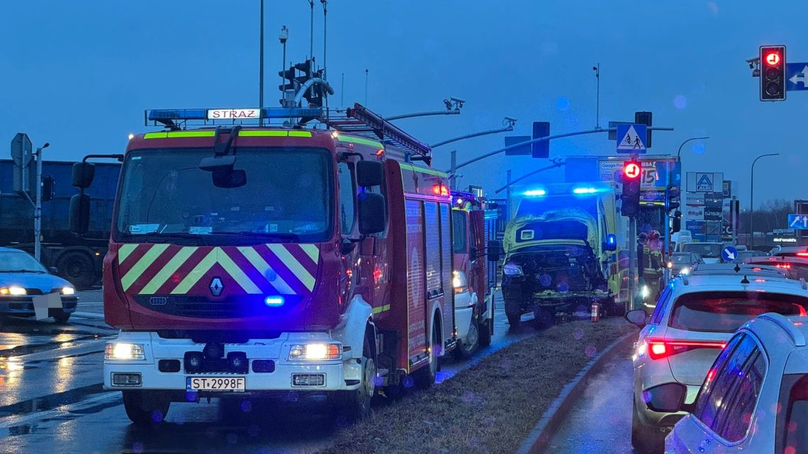 Zderzenie samochodu osobowego z karetką w Tychach.
