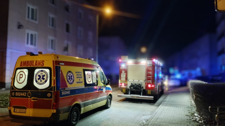 Nocny pożar w Pyskowicach. Policjanci ewakuowali 21 osób i uratowali mężczyznę z płonącego mieszkania!