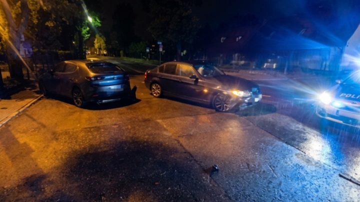 Nietrzeźwa kierująca uderzyła w dwa auta. Na pomoc przyjechał pijany znajomy.