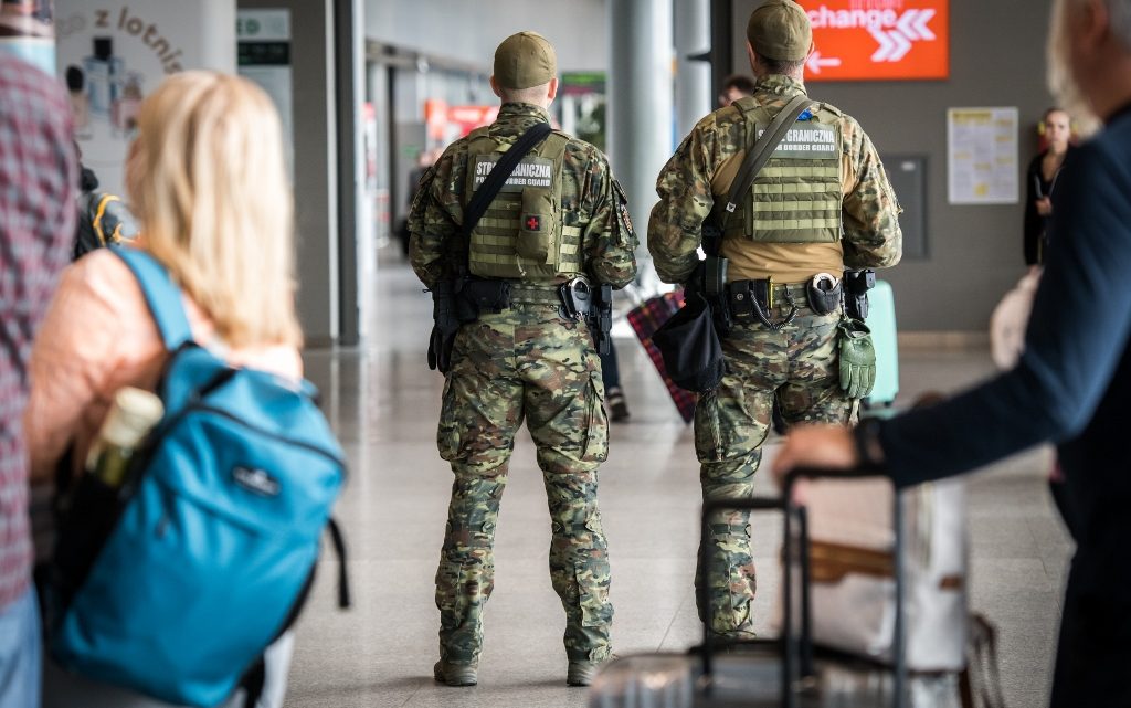 „Mam w bagażu karabin”. Nieodpowiedni żart pasażerki zakończył się mandatem i zakazem wejścia na pokład!
