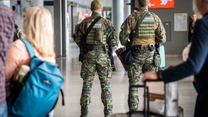 „Mam w bagażu karabin”. Nieodpowiedni żart pasażerki zakończył się mandatem i zakazem wejścia na pokład!