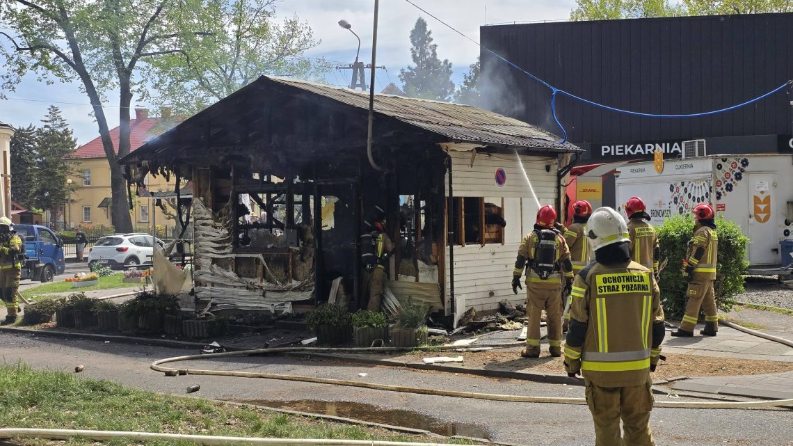 Bielsko-Biała: Pożar kwiaciarni. Kilka zastępów straży w akcji.