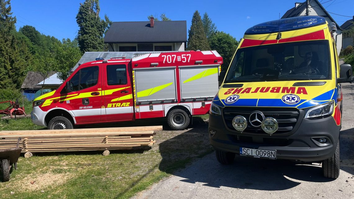 Atak byka w Nieledwi. Mężczyzna trafił do szpitala śmigłowcem LPR.