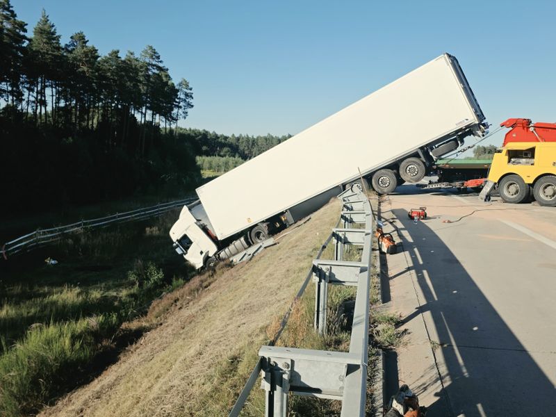 Tragiczny wypadek na A4. Nie żyje 48-letni kierowca ciężarówki.