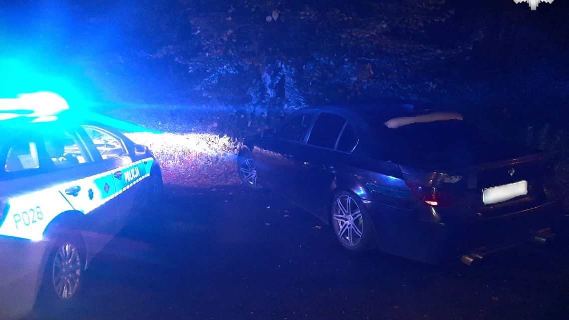 Uciekał BMW przed policją. Wypadł z drogi i uderzył w drzewo. Miał trzy zakazy prowadzenia.