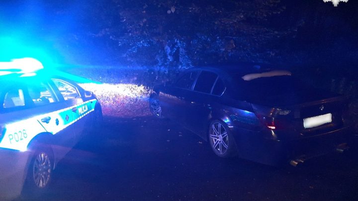 Uciekał BMW przed policją. Wypadł z drogi i uderzył w drzewo. Miał trzy zakazy prowadzenia.