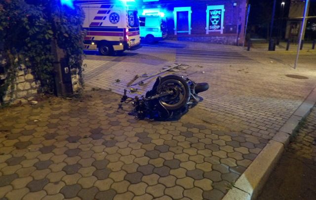 Ukradli motocykl, jechali bez kasków i po alkoholu. Ucieczkę przed policją zakończyli na betonowym słupie.