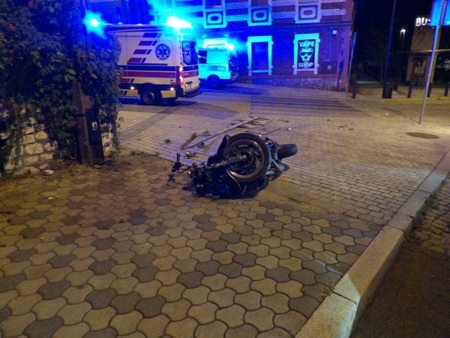 Ukradli motocykl, jechali bez kasków i po alkoholu. Ucieczkę przed policją zakończyli na betonowym słupie.