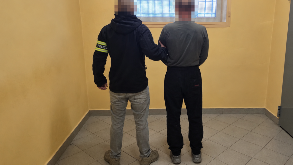 100 tysięcy złotych w metalowym pudełku. Policjanci zatrzymali „odbieraka” oszustów.