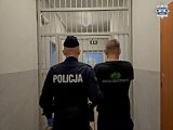 Ukradł alkohol i uderzył ochroniarza butelką w głowę. 24-latek zatrzymany.