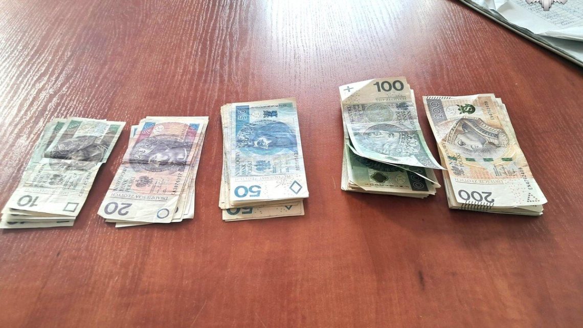 Znaleźli portfel z ponad 7 tysiącami złotych. Uczciwe małżeństwo pomogło właścicielowi.